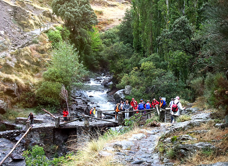 Grupo de excursionistas en el río Poqueira