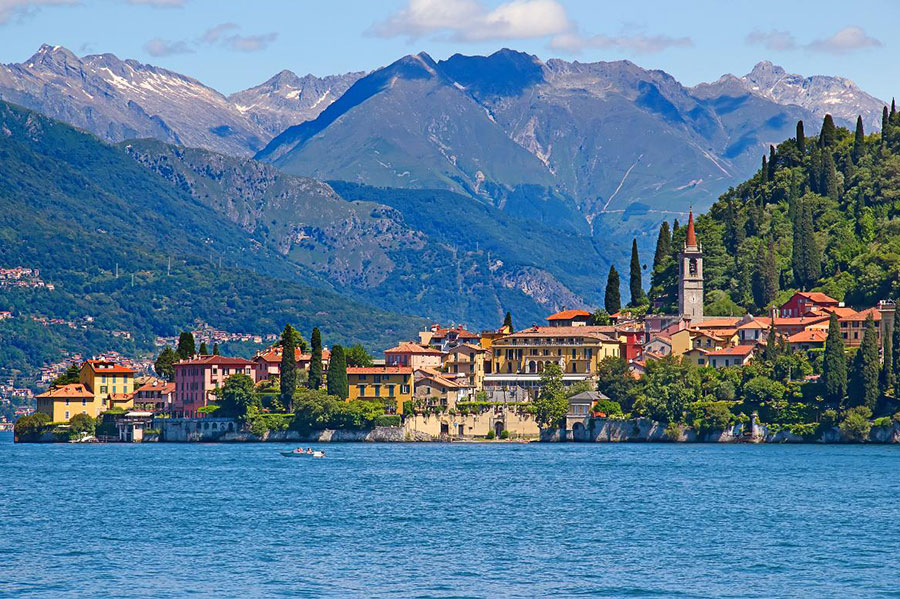 Una bella ciudad a orillas del lago Como