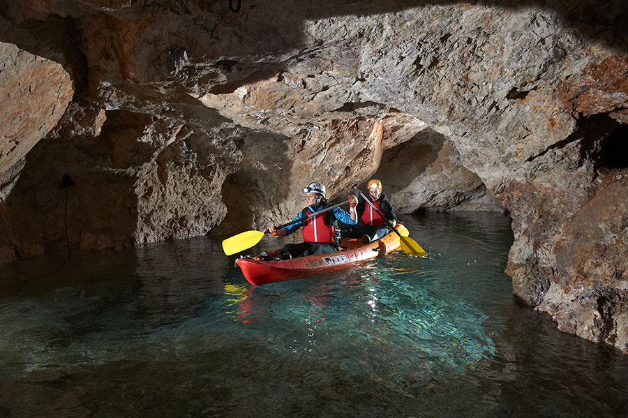 Kayak tandem en las profundidades de Mežica