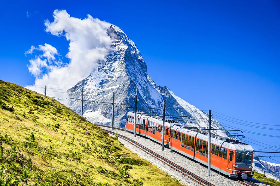El Matterhorn (4.478 msnm) es la quinta cima más alta de los Alpes (trenes de montaña en Suiza)
